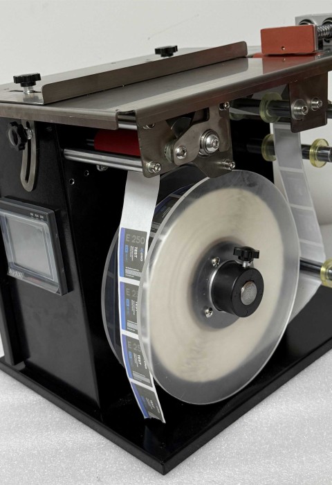 Semi-automatic labeling machine